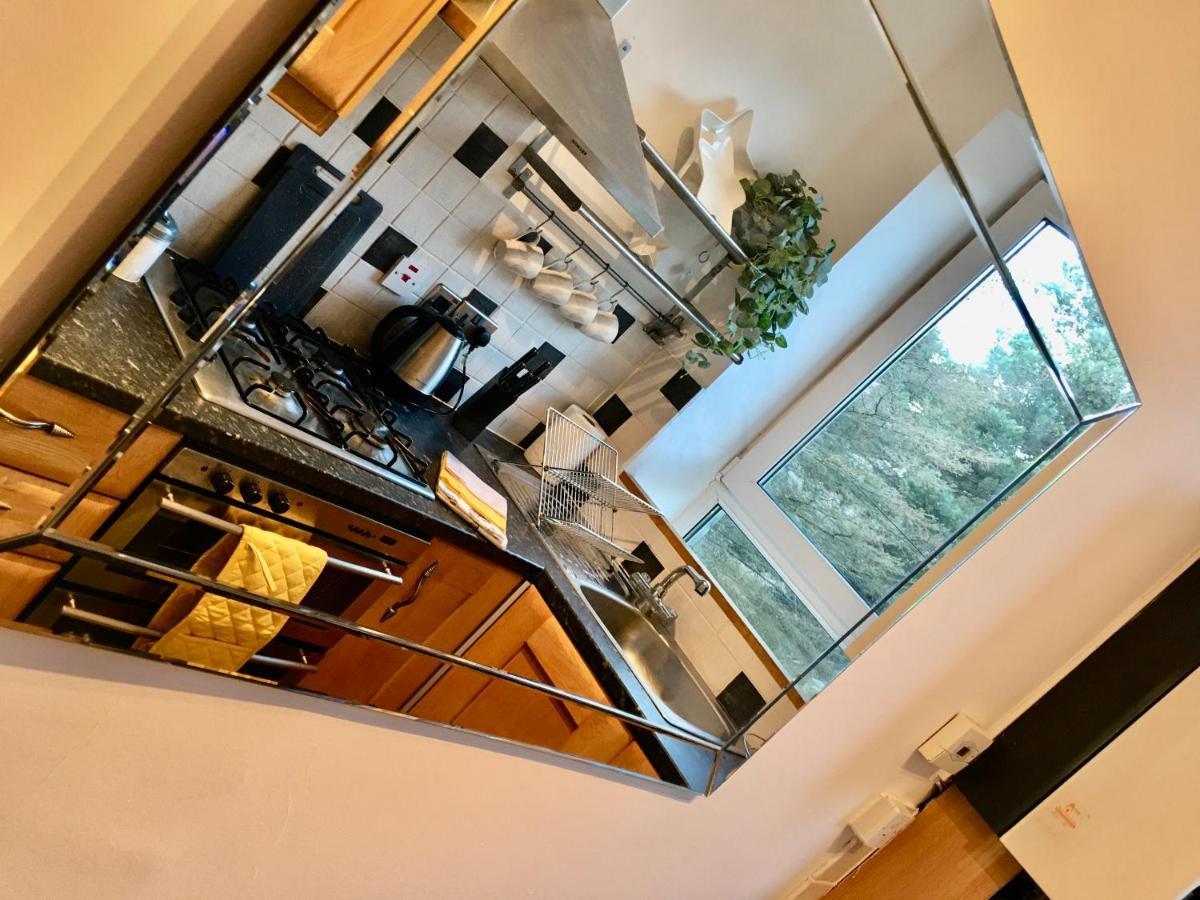 Cosy 2 Bedroom Central Apartment - Free Parking, Free Wifi Aberdeen Esterno foto