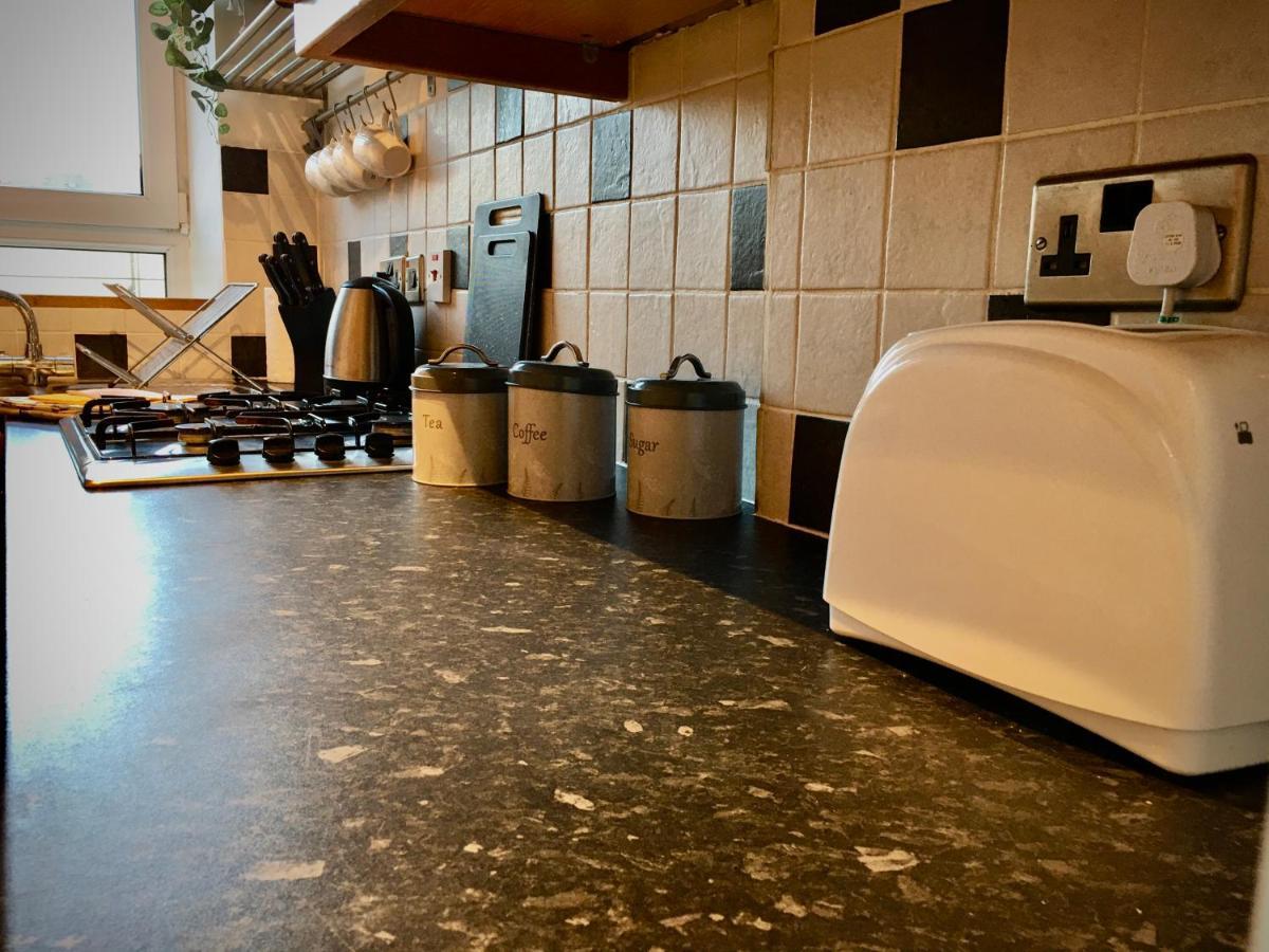 Cosy 2 Bedroom Central Apartment - Free Parking, Free Wifi Aberdeen Esterno foto
